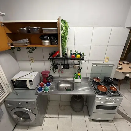 Apartamento Com 2 Qtos, 1 Banheiro, Mobiliado, Fogão Com Gás, Gostaria Em Ceará *